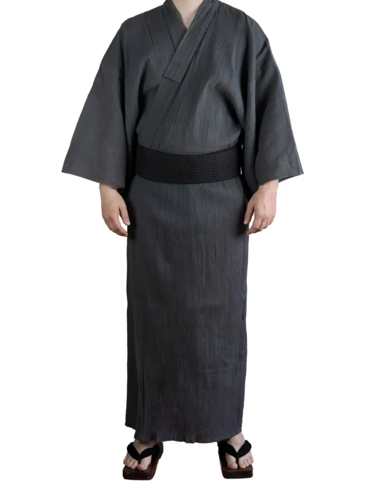 Herrenyukata Front Mann in traditioneller, dunkelgrauer Kimono-Mode mit schwarzem Obi und Sandalen.