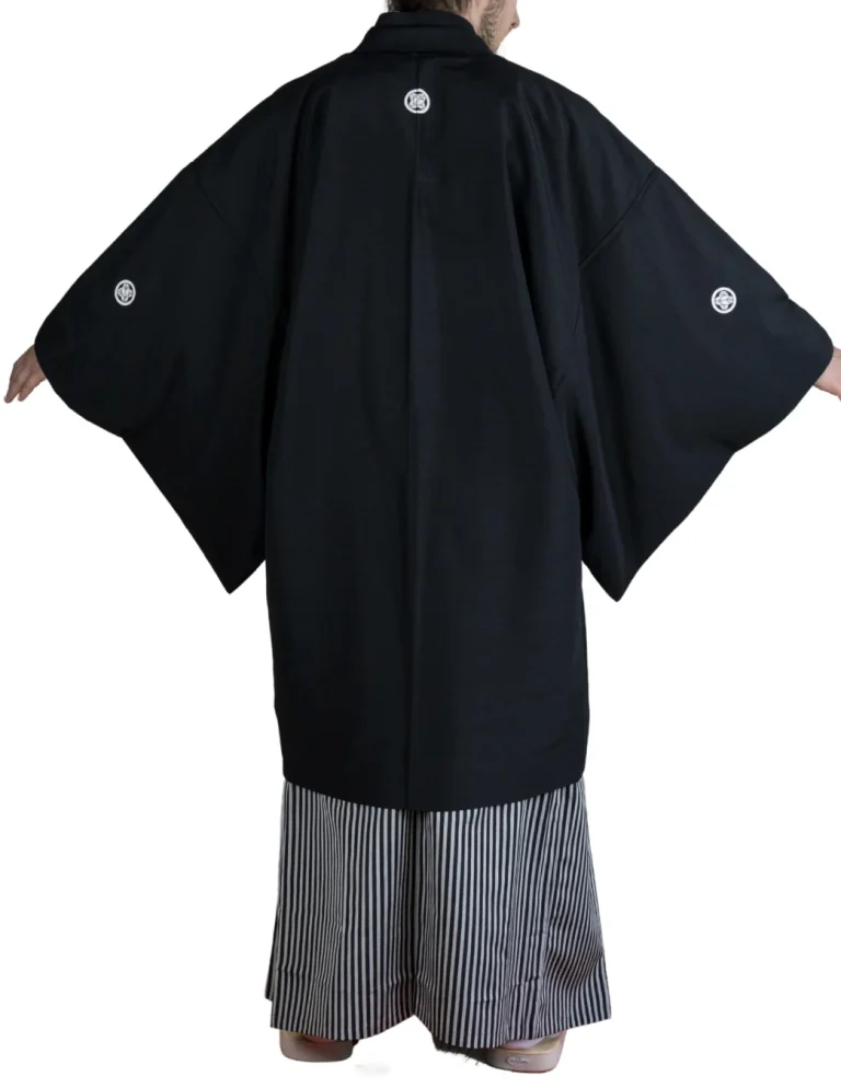 Formeller Männerkimono Back Person in einem traditionellen schwarzen Kimono mit Hakama
und Haori.