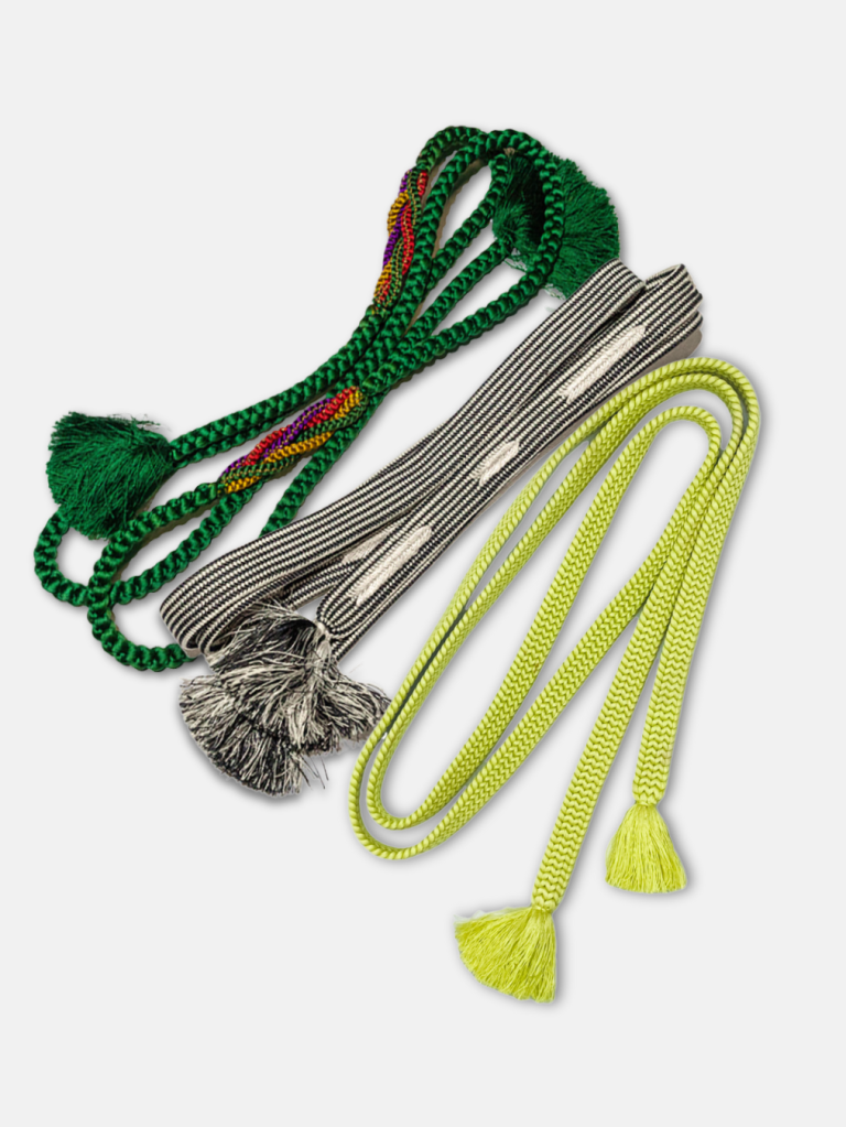 Bunte Schnüre in verschiedenen Farben: grün, grau und gelb, mit Fransen und Knoten.