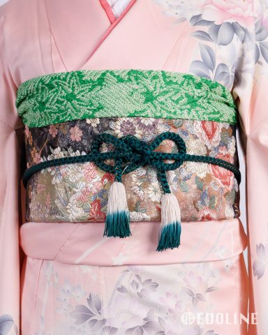 Traditionelles Kimono mit farbenfrohem Obi und kunstvollen Verzierungen.