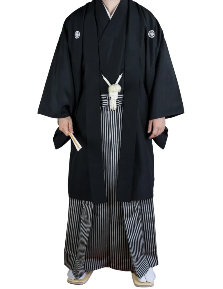 Formeller Männerkimono Front Person in einem traditionellen schwarzen Kimono mit Hakama
und Haori.